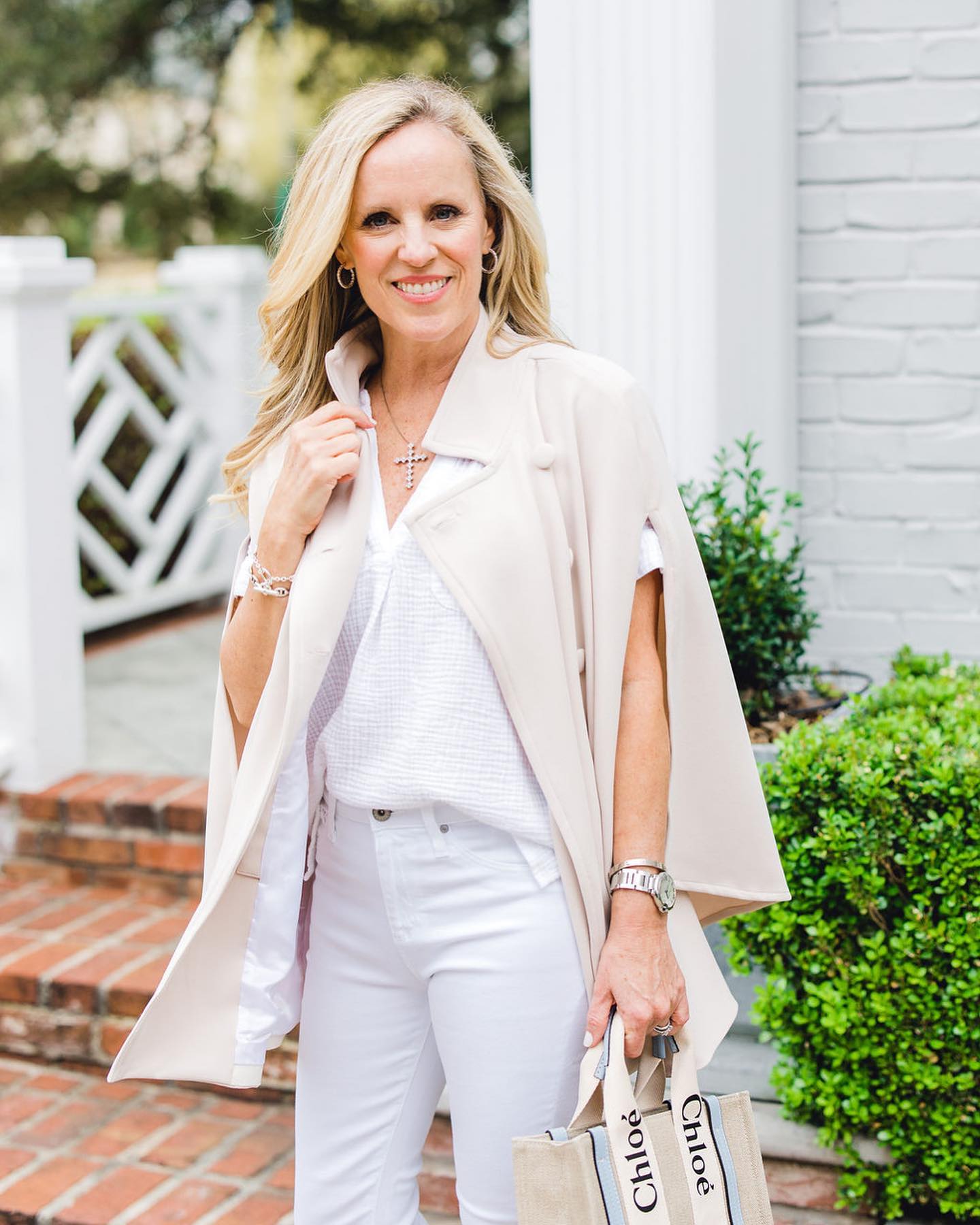 Alice Wood Lifestyle matches a summery Chloé bag with Marta Scarampi's cream-coloured cape model The Rachel Mondrian. 